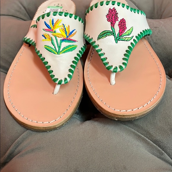 Palm Beach Luxe-Crafted NWOT embroidered floral thong sandals. Sz 10 - Picture 10 of 14